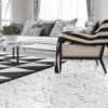 Sala iluminada con sofá blanco y cojines grises, piso de cerámica mármol Alvo, colección Ecos de Cerámicos Gala