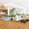 Sala espaciosa con sofás color hueso, plantas de interiores, mesa central de madera y un piso de cerámica madera Arizal Miel, colección Ecos de Cerámicos Gala