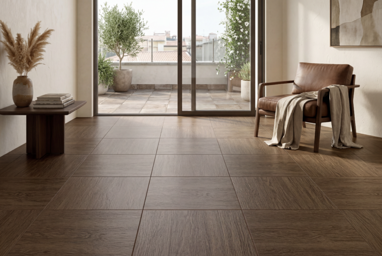 Sala luminosa, con ventanal alto y vista al patio, muebles de madera y piso cerámica madera Encino Beige, colección Ecos, Cerámicos Gala